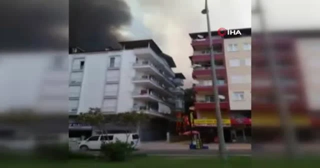 Manavgat'taki orman yangını yerleşim yerlerine ulaştı