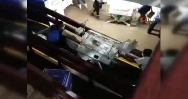 Meksika’da hastaneyi su bastı bebekleri personel kurtardı