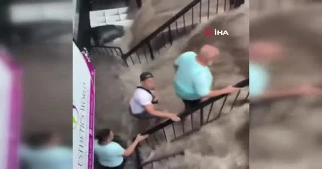 New York'u sel vurdu metro istasyonları su altında kaldı