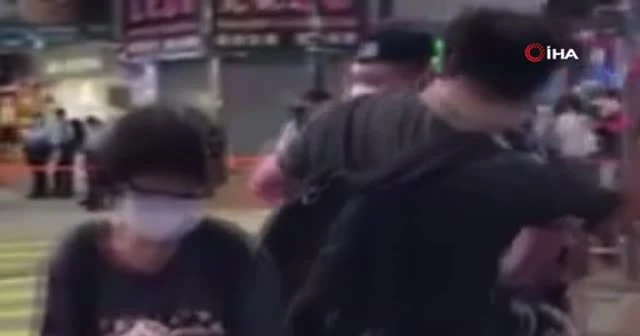 Önce polisi sırtından bıçakladı sonra intihar etti