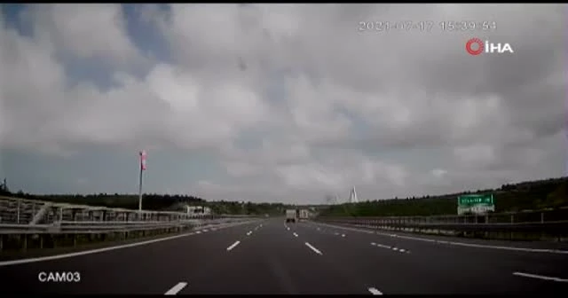 Otobanda makas dehşeti! Araç paramparça oldu