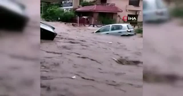 Pakistan’da şiddetli yağış seli getirdi