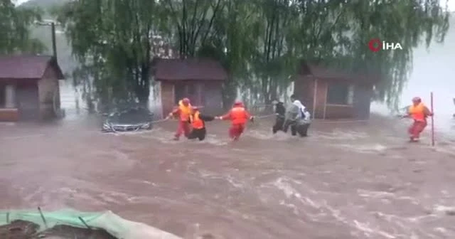 Pekin’deki selde mahsur kalanlar botlarla kurtarıldı