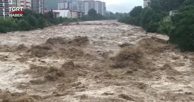 Rize'de sağanak: Dereler taştı
