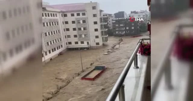 Sel suları çimento harç kamyonunu böyle sürükledi