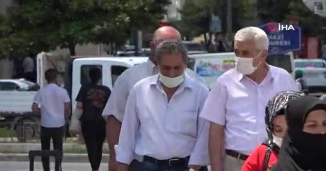 Sıcaktan alışılmışın dışında korunma yöntemi: Kafasının üstünde koltukla yürüdü