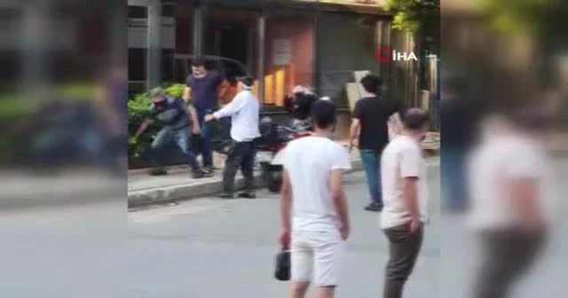 Silahlı saldırgan sokak ortasında annesini darp etti