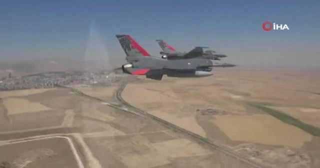 Türk jetleri Kıbrıs semalarında şov yaptı