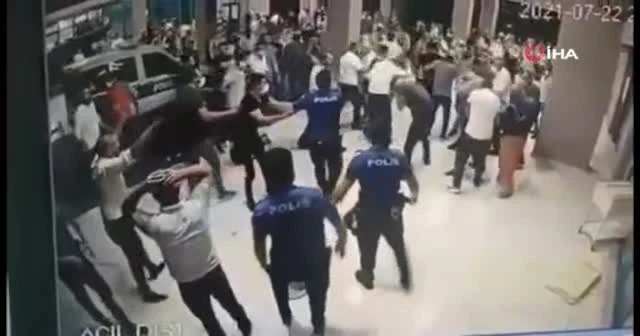 Yakınları koronadan öldü: Polise ve sağlık çalışanlarına saldırdılar