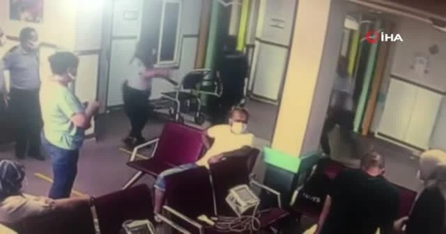 Yardım istediği polisin tabancasını kaptı