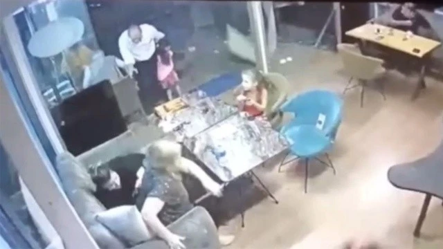 15. kattan kafenin tentesine düştü: Facianın eşiğinden dönülen anlar kamerada