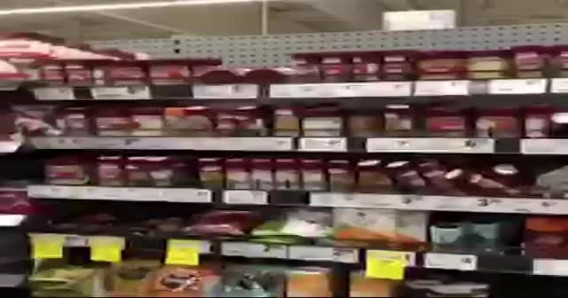 3 metrelik piton alışveriş raflarının arasından çıktı