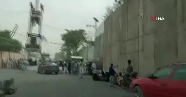 Afganistan'da 4 kadın Taliban'ı protesto etti