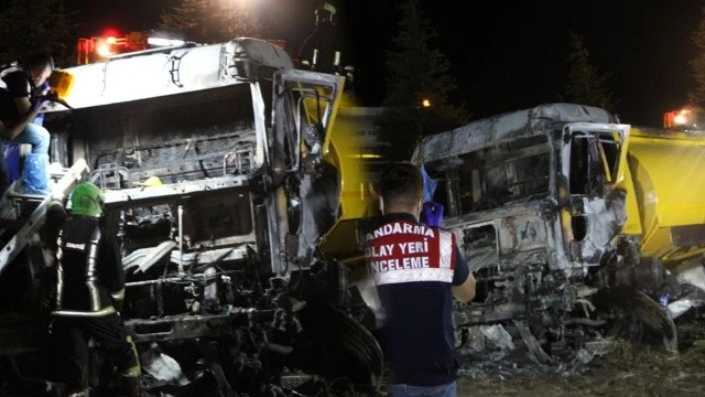 Alev alan yakıt tankerinin sürücüsü yanarak öldü
