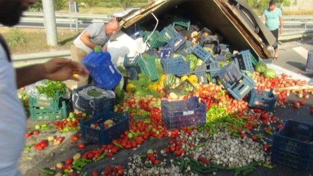 Antalya'da sebze meyve yüklü kamyonet devrildi