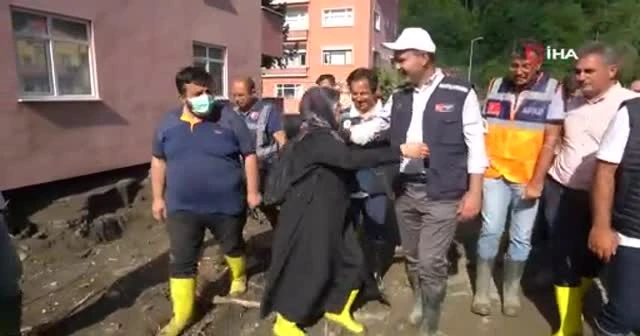 Bakan Kurum'a sarılan sel mağduru kadın gözyaşlarını tutamadı