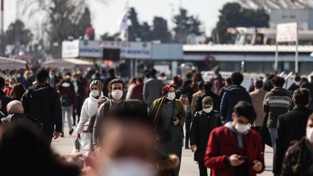 Bilim kurulu üyesinden uyarı: Kısıtlamalar geri gelmeli