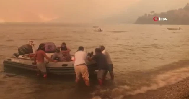 Bodrum'da tekneler seferber oldu: Vatandaşlar yangından kurtarılıyor