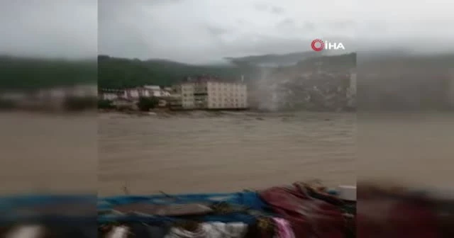 Bozkurt'ta selde zarar gören bina böyle yıkıldı
