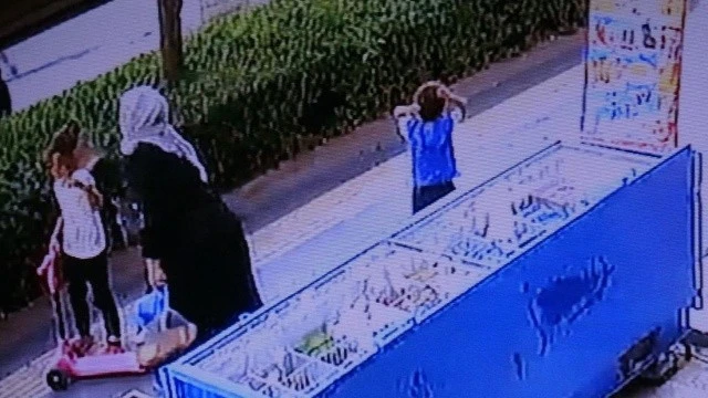 Çocuklarının kafasına bastı, tokatladı, yüzlerine toprak attı