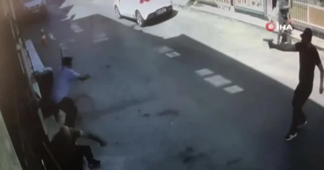Dükkanının önünde kurşunlara hedef oldu
