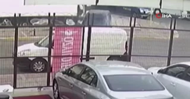 Ehliyetsiz sürücü kaldırımdaki kadını ezip kaçtı