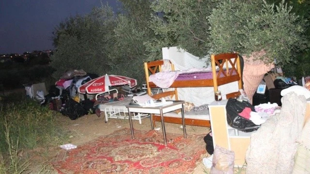 Evden kovulan 5 kişilik aile tarlada yaşıyor