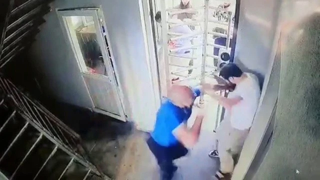 Güvenlik görevlilerine sopalı saldırı kamerada