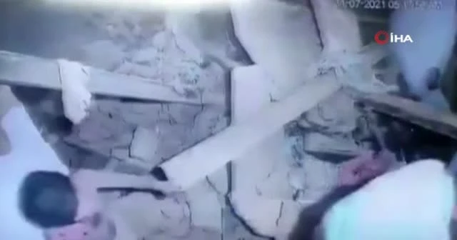 Mahkumlar çöken tavanın altında kaldı