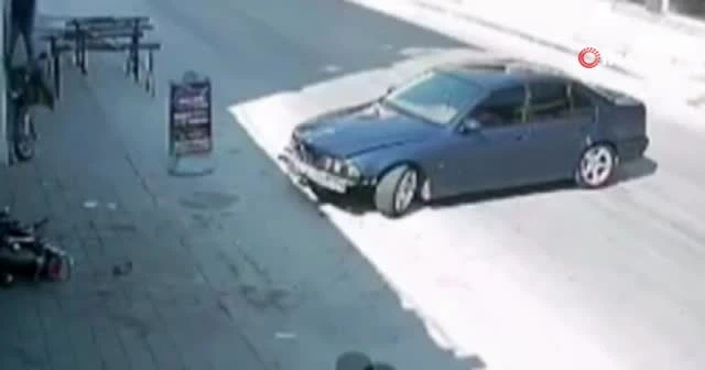 Hatalı dönen otomobile çarptı: Havada defalarca takla attı