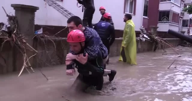 İçişleri Bakanı Soylu kurtarma çalışmalarına katıldı