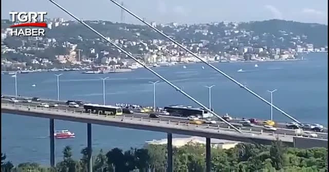 Bu kez de metrobüs bozuldu: Köprüde çile