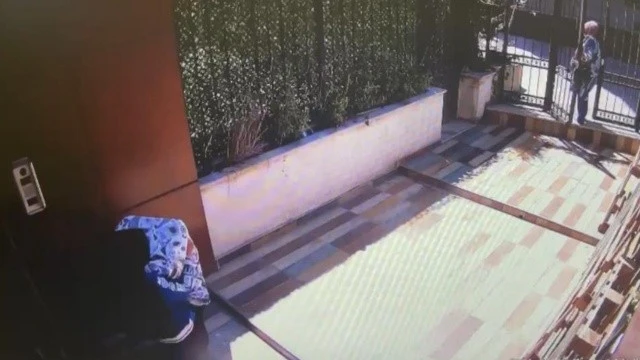 Kasa çalan kadın hırsız haltercileri aratmadı
