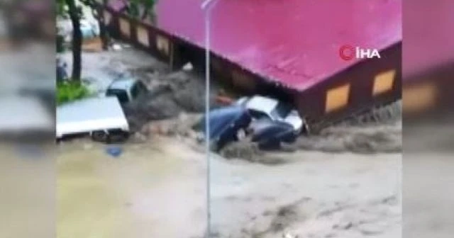 Kastamonu'da korkutan sel görüntüleri: Mahalle savaş alanına döndü