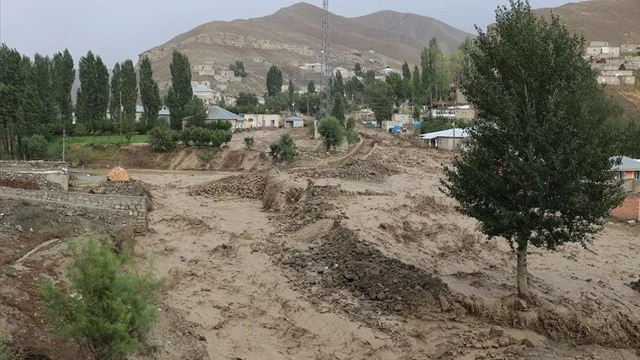 Kastamonu'da sel felaketi devam ediyor: Azdavay'da köprü çöktü