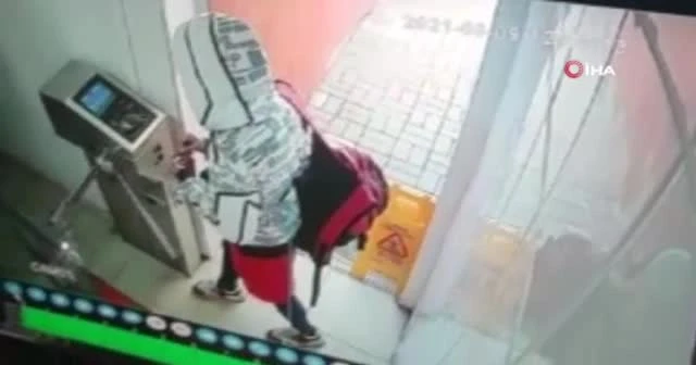 Kayıp kızların tuvalete girip çıktıkları anlar kamerada