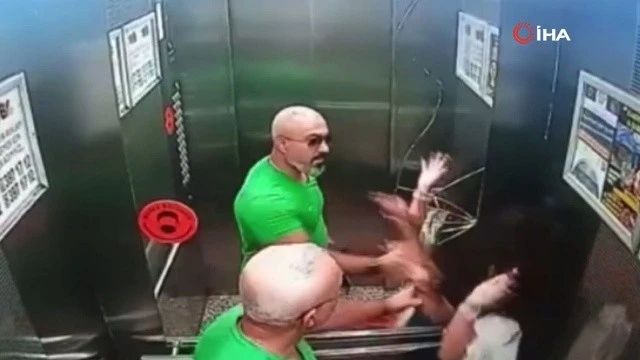 Kızına attığı tokatla asansörün camını kırdı