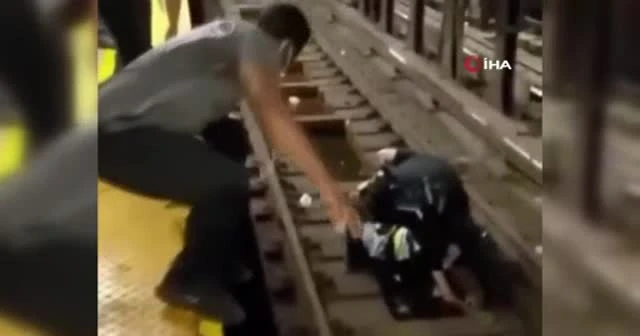New York metrosunda raylara düşen yolcu böyle kurtarıldı