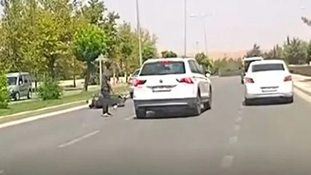 Otomobilin altında kalmaktan son anda kurtuldu