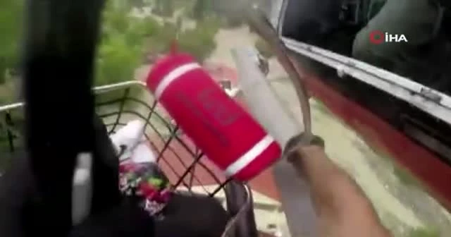 Selde mahsur kalanlar helikopterlerle kurtarıldı
