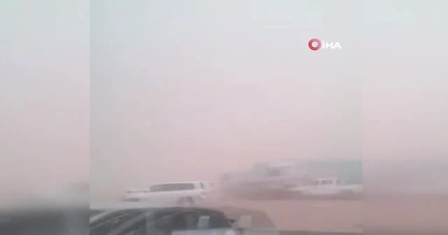 Suudi Arabistan'da kum fırtınasında zincirleme kaza