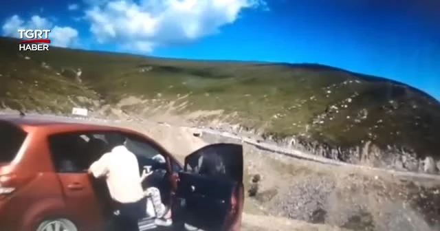 Uçurumdan kayan araçta can paniği yaşandı