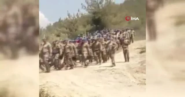 Yangını söndüren komandolar marşlarla kışlaya döndü