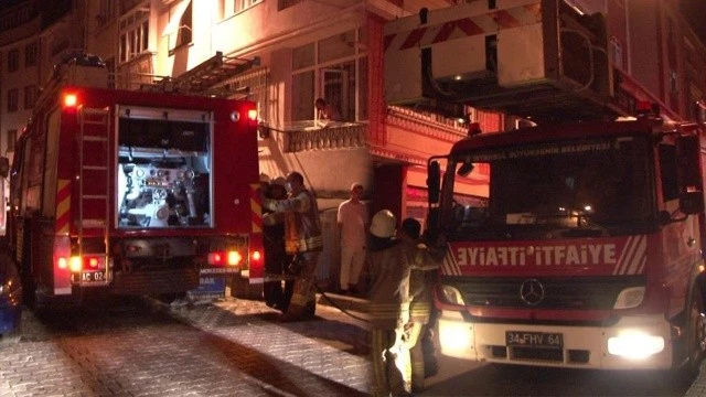 Yaşlı kadın ve kızı yangında mahsur kaldı