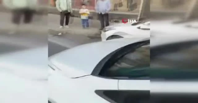 2 yaşındaki çocuğun olduğu aracı taşladı