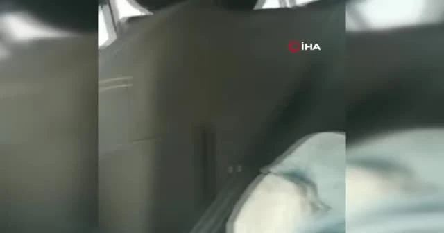 2 yaşındaki çocuğun olduğu aracı taşladı! Dehşet anları kamerada