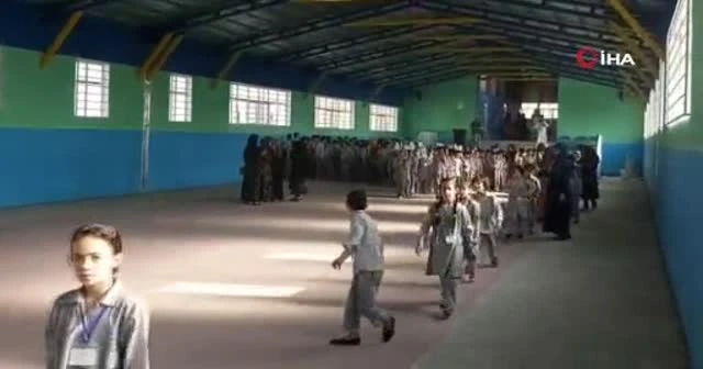 Afganistan’da öğrenciler aylar sonra okula döndü