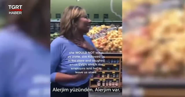Alışveriş yaparken başkalarının üzerine öksürdü kovuldu