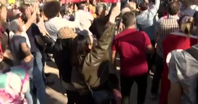 Aşı karşıtlarının mitinginde ne maske ne mesafe