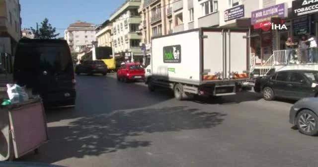 Aşırı hız dehşeti: Otobüs bekleyen öğrenci yola savruldu